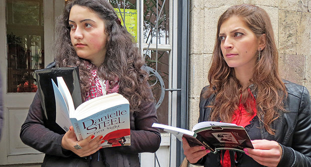 Участницы флешмоба в Степанакерте. Фото Алвард Григорян для "Кавказского узла"