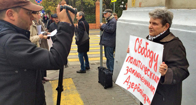 Светлана Ганушкина в пикете в защиту политзаключенных Азербайджана. Москва, 9 октября 2014 г. Фото корреспондента "Кавказского узла" 