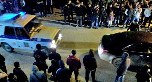 У Кировского РОВД собираются люди. Махачкала, 8 октября 2014 г.  Фото: Абу Зарр Аджиев