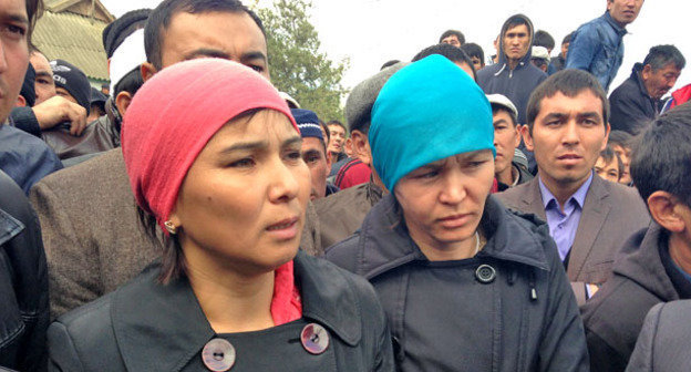 Сестры убитого Эрадиля Асанова во время митинга, который состоялся возле РОВД Ногайского района Дагестана. 8 октября 2014 г. Фото Патимат Махмудовой для "Кавказского узла"