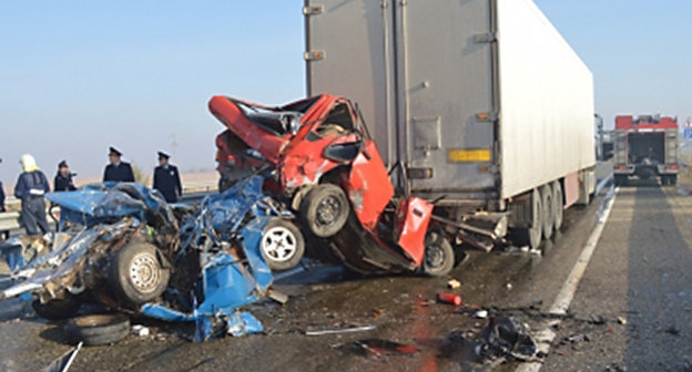 На месте ДТП Фото: http://23.mvd.ru/upload/site26/document_images/gchSkwch0E-392xx294.jpg