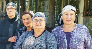 Родственники погибших 13 октября 2005 г. Кабардино-Балкария, Нальчик, октябрь 2012 г. Фото Анны Арсеньевой для "Кавказского узла" Родственники погибших 13 октября 2005 г. Кабардино-Балкария, Нальчик, октябрь 2012 г. Фото Анны Арсеньевой для "Кавказского узла"