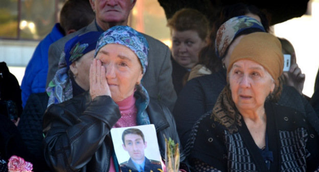 Участники траурных мероприятий в честь Дня памяти сотрудников правоохранительных органов КБР. 13 октября 2014 г. Фото: Пресс-служба МВД по Кабардино-Балкарской Республике http://07.mvd.ru/