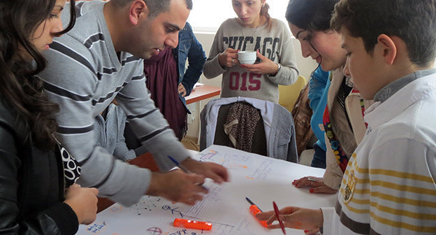 Участники интерактивной школы в Нагорном Карабахе, прошедшей в Шуши 10-12 октября в рамках мероприятия "Молодежь Армении и Нагорного Карабаха выступают против курения". 11 октября 2014 год. Фото Алвард Григорян для "Кавказского узла"