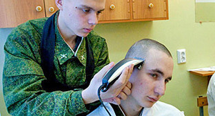 Стрижка в армии. Фото: http://recrut.mil.ru/images/military/military/photo/Copy%20of%20MA_36997.jpg Стрижка в армии. Фото: http://recrut.mil.ru/images/military/military/photo/Copy%20of%20MA_36997.jpg