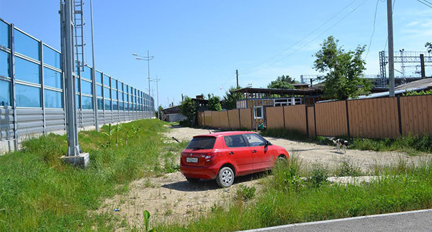 К дому по улице Акаций с двух сторон отсутствует проезд. По решению суда упрдор обязан его сделать еще в прошлом году, но руководство уклоняется от исполнения решения суда и люди живут без доступности к своему дому после того, как возле него прошла федеральная трасса М-27. Фото Светланы Кравченко для "Кавказского узла"