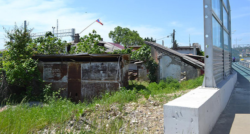 К дому по улице Акаций с двух сторон отсутствует проезд. Фото Светланы Кравченко для "Кавказского узла"