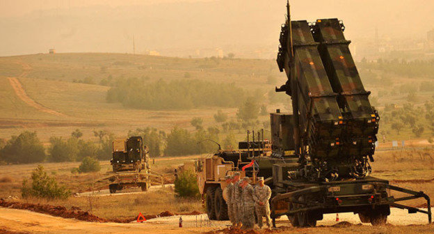 Комплексы «Пэтриот» на юго-востоке Турции, близ турецко-сирийской границы. Фото: DoD Photo By Glenn Fawcett https://ru.wikipedia.org