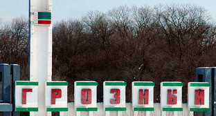 Стела при въезде в Грозный. Фото Олега Пчелова для "Кавказского узла" Стела при въезде в Грозный. Фото Олега Пчелова для "Кавказского узла"