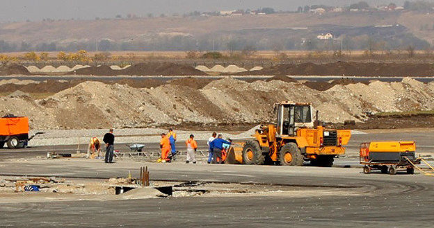 Реконструкция взлетно-посадочной полосы в аэропорту "Владикавказ". Беслан, 16 октября 2014 г. Фото Эммы Марзоевой для "Кавказского узла"