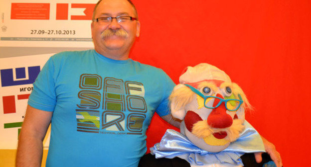 Игорь Клюшкин рядом со своим автопортретом на выставке "Шапито". Сочи, 17 октября 2014 г. Фото Светланы Кравченко для "Кавказского узла"