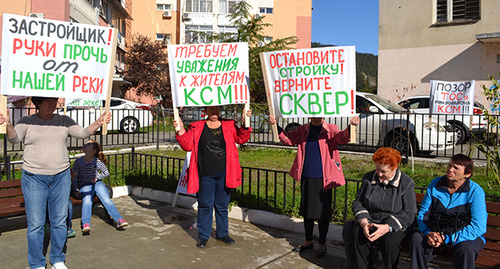 Плакаты на митинге жителей микрорайона КСМ, Сочи 19 октября. Фото Светланы Кравченко для "Кавказского узла"