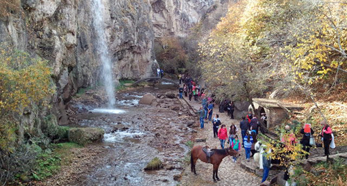 Туристы на Медовых водопадах. Фото Лейлы Гочияевой для "Кавказского узла"