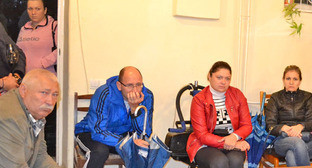 Сход родителей детей, занимавшихся в сочинском спорткомплексе "Спартак". Сочи, 18 октября 2014 г. Фото Светланы Кравченко для "Кавказского узла" Сход родителей детей, занимавшихся в сочинском спорткомплексе "Спартак". Сочи, 18 октября 2014 г. Фото Светланы Кравченко для "Кавказского узла"