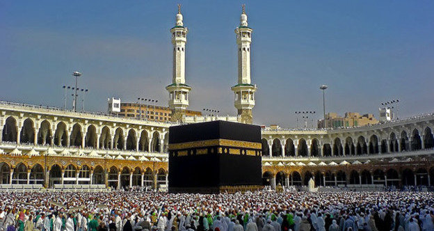 Паломники выполняют обход вокруг Каабы. Фото: Muhammad Mahdi Karim https://ru.wikipedia.org/
