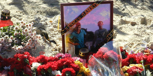 Цветы и фотография погибших на месте взрыва пассажирского автобуса. Волгоград, 24 октября 2013 г. Фото Татьяны Филимоновой для "Кавказского узла"