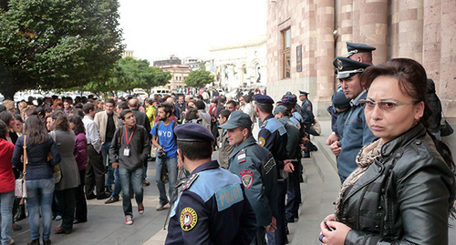 Полицейские огородили вход в правительственное здание. Фото Армине Мартиросян для "Кавказского узла"