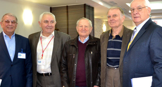 Валерий Швецов, Николай Серпокрылов, Александр Мащицкий, Николай Куликов,  Л. Фесенко (слева направо) во время международной конференции "Технологии очистки воды". Сочи, 23 октября 2014 г. Фото Светланы Кравченко для "Кавказского узла"