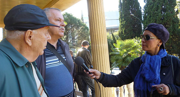 Сергей Сорочинский и его отец дают интервью корреспонденту газеты «Местная» по факту судебного разбирательства и ДТП. Фото Светланы Кравченко для "Кавказского узла"