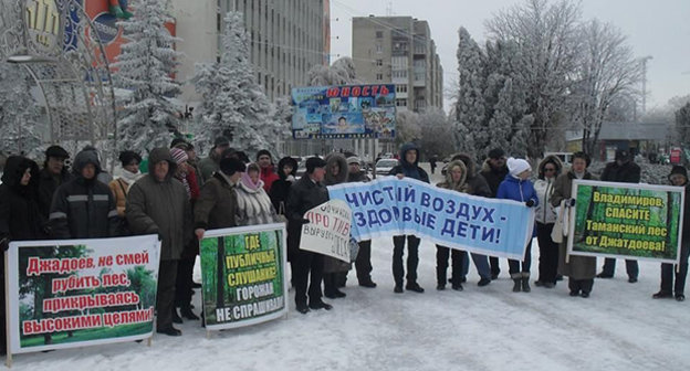 26 октября 2014 года на площади 200-летия Ставрополя прошел митинг в защиту лесов края. Фото Вячеслава Маркина.