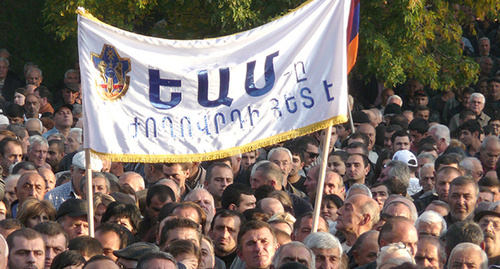 Надпись на плакате: "Воины-освободители рядом с народом". Фото Армине Мартиросян для "Кавказского узла"