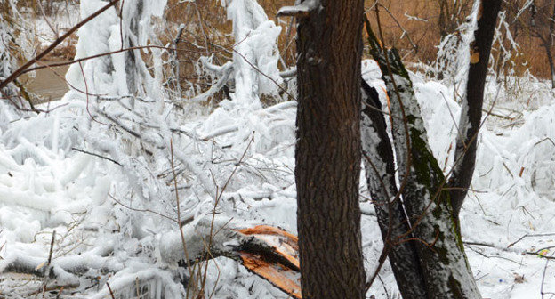 Снег на дороге. Фото Олега Пчелова для "Кавказского узла"