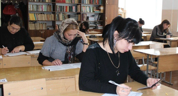 Сдача ЕГЭ учителями. Дагестан, 26 октября 2014 г.  Фото: Сабина Дибирова http://www.riadagestan.ru/