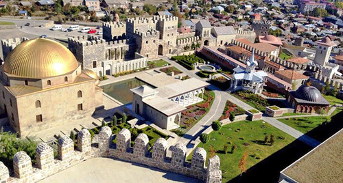 Вид на Ахалцихскую крепость и мечеть Ахмедийе. Фото Рауфа Авяз оглы Искендерова, https://ru.wikipedia.org/wiki/%C0%F5%E0%EB%F6%E8%F5%E5#mediaviewer/File:Ahmediyye-qala.jpg 