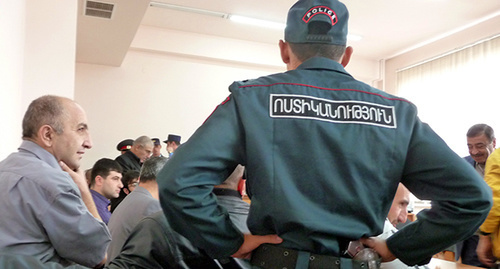 Вооруженный конвой, сопровождающий активистов из тюрьмы в зал заседания.  Фото Армине Мартиросян для "Кавказского узла"