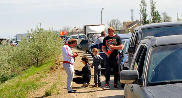 Очередь из машин на Керченской паромной переправе. Фото Ильяса Богатырева для "Кавказского узла"