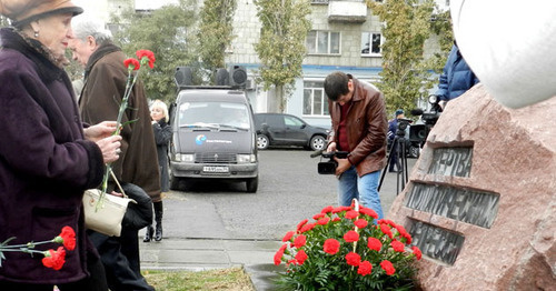 Возложение цветов к памятнику жертв политических репрессий. Волгоград, 30 октября 2014 г. Фото Татьяны Филимоновой для "Кавказского узла"