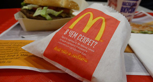 Упаковка картофеля-фри в ресторане McDonald's. Фото Нины Тумановой для "Кавказского узла" Упаковка картофеля-фри в ресторане McDonald's. Фото Нины Тумановой для "Кавказского узла"