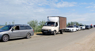 Очередь из машин на паромной переправе "Кавказ". Фото Ильяса Богатырева для "Кавказского узла" Очередь из машин на паромной переправе "Кавказ". Фото Ильяса Богатырева для "Кавказского узла"