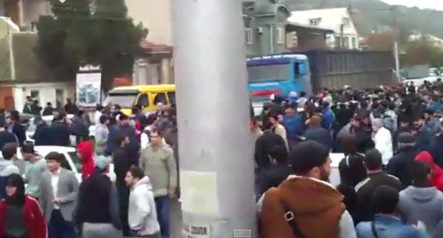 Мечеть по улице Венгерских бойцов оцеплена сотрудниками силовых структур, которые пытаются задержать прихожан. Махачкала, 31 октября 2014 г. Стоп-кадр из видео "Кавказского узла" www.youtube.com