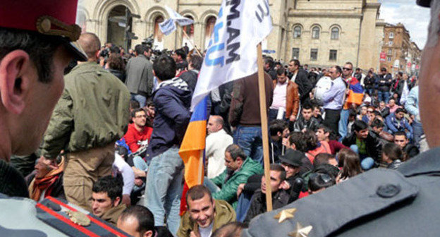 Акция протеста против пенсионной реформы. Ереван, 9 апреля 2014 г. Фото Армине Мартиросян для "Кавказского узла"