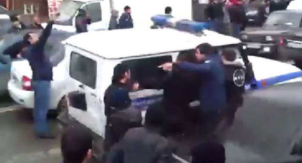 Мечеть по улице Венгерских бойцов оцеплена сотрудниками силовых структур, которые пытаются задержать прихожан. Махачкала, 31 октября 2014 г. Стоп-кадр из видео "Кавказского узла" www.youtube.com