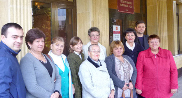 Инициативная группа жителей КСМ у входа в суд Центрального района Сочи. 31 октября 2014 г. Фото Светланы Кравченко для "Кавказского узла"