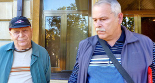 Сергей Сорочинский с отцом возле здания суда Центрального района Сочи. 28 октября 2014 г. Фото Светланы Кравченко для "Кавказского узла" Сергей Сорочинский с отцом возле здания суда Центрального района Сочи. 28 октября 2014 г. Фото Светланы Кравченко для "Кавказского узла"