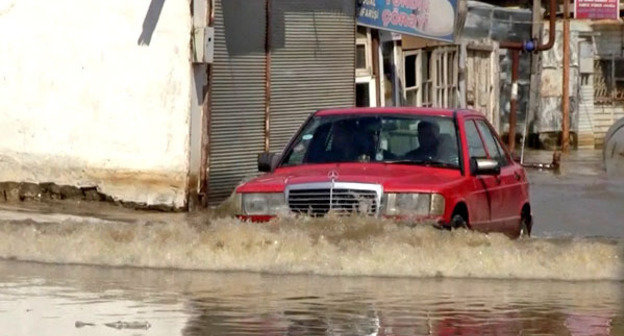 Автомобиль едет по затопленной улице. Баку. Фото Азиза Каримова для "Кавказского узла"
