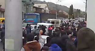 Мечеть по улице Венгерских бойцов оцеплена сотрудниками силовых структур, которые пытаются задержать прихожан. Махачкала, 31 октября 2014 г. Стоп-кадр из видео "Кавказского узла" www.youtube.com
Мечеть по улице Венгерских бойцов оцеплена сотрудниками силовых структур, которые пытаются задержать прихожан. Махачкала, 31 октября 2014 г. Стоп-кадр из видео "Кавказского узла" www.youtube.com
