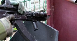 Автоматическое оружие в руках сотрудника спецслужб. Фото: http://nac.gov.ru/files/6492.jpg Автоматическое оружие в руках сотрудника спецслужб. Фото: http://nac.gov.ru/files/6492.jpg