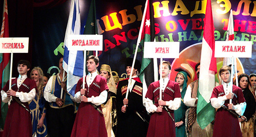 Участники фестиваля на сцене  Музыкального театра в Нальчике. Фото Луизы Оразаевой для "Кавказского узла"