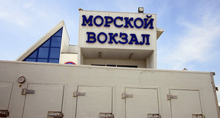 Кузов грузового автомобиля около здания морского вокзала, Керченская переправа, октябрь 2015. Фото Нины Тумановой для "Кавказского узла" Кузов грузового автомобиля около здания морского вокзала, Керченская переправа, октябрь 2015. Фото Нины Тумановой для "Кавказского узла"