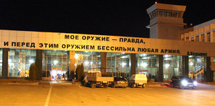 Здание аэропорта в Грозном в ночь возгорания. Фото Магомеда Магомедова для "Кавказского узла" Здание аэропорта в Грозном в ночь возгорания. Фото Магомеда Магомедова для "Кавказского узла"