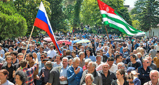 Участники митинга в Сухуме. Весна 2014 г. Фото: Нина Зотина, ЮГА.ру