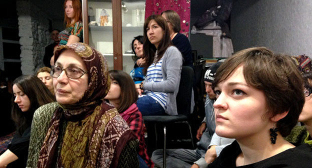 Зрители в галерее искусствоведа Вагидат Шамадаевой "Вагидат". Махачкала, 4 ноября 2014 г. Фото Патимат Махмудовой для "Кавказского узла"