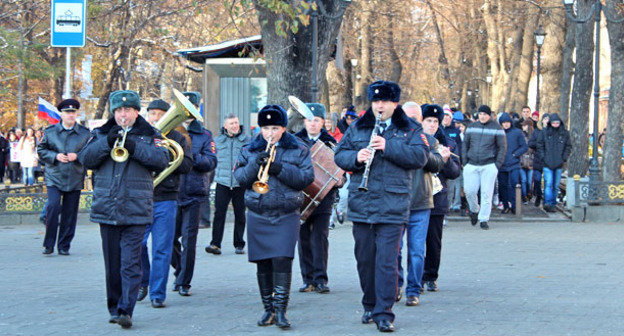 Оркестр играет во время шествия в День народного единства. Владикавказ, 4 ноября 2014 г. Фото Эммы Марзоевой для "Кавказского узла"