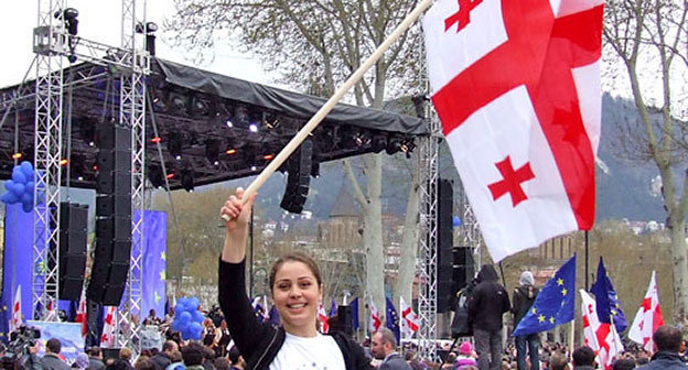 Флаги Грузии и Евросоюза на акции-концерте "Мы выбираем Европу", Тбилиси 13 апреля. Фото Эдиты Бадасян для "Кавказского узла" 