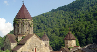 Купола храма в Верин Кармирахпюр, Армения. Фото: KatuBot, http://wiki.armenia.ru/wiki/%D0%A4%D0%B0%D0%B9%D0%BB:Haghartcin.jpg Купола храма в Верин Кармирахпюр, Армения. Фото: KatuBot, http://wiki.armenia.ru/wiki/%D0%A4%D0%B0%D0%B9%D0%BB:Haghartcin.jpg