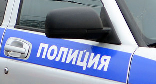 Надпись "Полиция" на кузове полицейского автомобиля. Фото Олега Пчелова для "Кавказского узла"